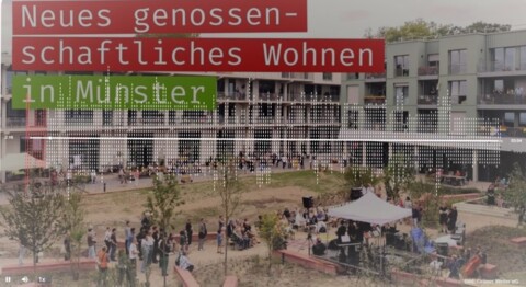 Das Hintergrundbild zeigt den belebten Innenhof des Wohnprojekts Grüner Weiler in Münster, wahrscheinlich im Rahmen des Tags der offenen Tür 2025, darübergelegt der Sendungstitel "Neues genossenschaftliches Wohnen in Münster" in rot und grün, darunter der Verlaufsbalken des Audio-Streams