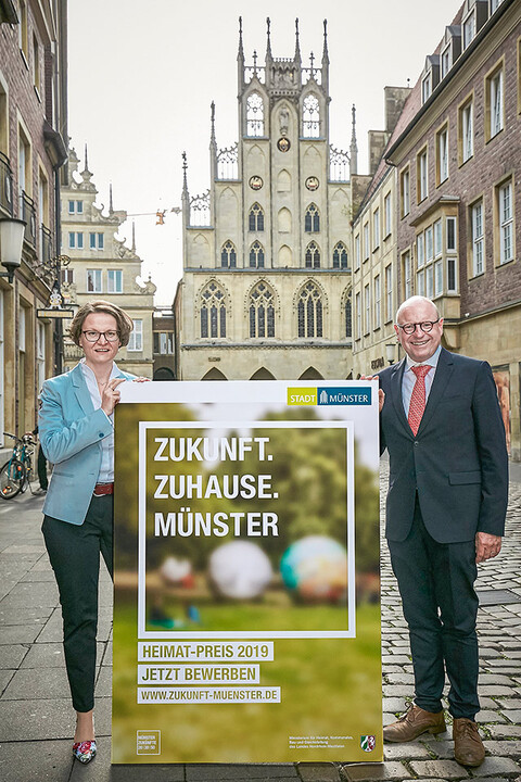 Landesheimatministerin Ina Scharrenbach und Oberbürgermeister Markus Lewe werben vor dem historischen Rathaus für den Heimatpreis 2019  