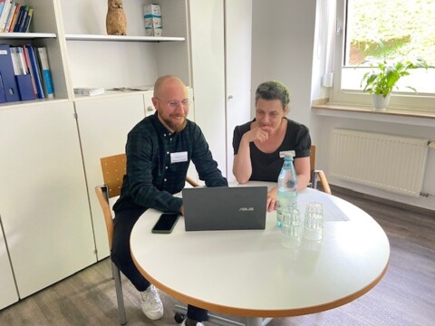 Marcel Scharf von fördiko und Nicole Bleckmann aus dem Cohaus-Vendt-Stift planen das generationsverbindende Projekt zur digitalen Teilhabe im Quartier. 