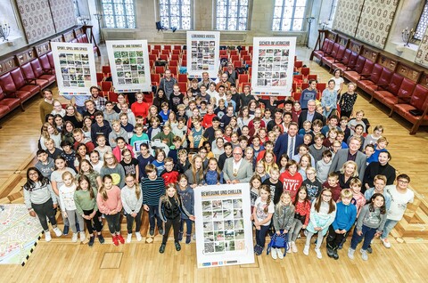 Schüler-des-Hittorf-Gymnasiums-mit-OB-Lewe-im-Rathaussaal.jpg