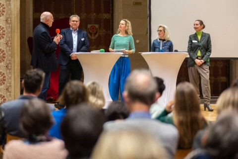 Talkrunde mit (v.l.n.r.) Prof. Dr. Klaus Selle (Juryvorsitzender GMM), Klaus Richter (Sparkasse Münsterland Ost), Eva-Maria Jazdzejewski (Moderatorin), Bernadette Spinnen (Projektleiterin GMM), Anke M. Leitzgen (Autorin Bookazine Stadt / Vielfalt) am 1. Februar 2023 anlässlich des Dankeschön-Abends für alle Zukunftsmacher*innen von Gutes Morgen Münster, im Rathausfestsaal.