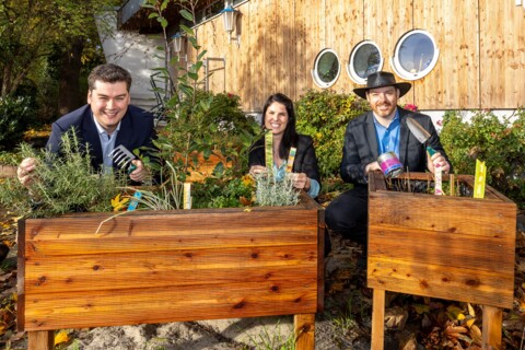 Die mobilen Kräuterbeete der "Kräuterinsel on Tour" gehörten zu den geförderten Mikroprojekten in diesem Jahr. Dr. Tim Kornblum, Leiter des Gesundheitsamts der Stadt Münster, Kathrin Mersch vom Gesundheitsamt und Nikolaj Salzmann von der TK freuen sich, dass die Förderung um weitere zwei Jahre verlängert wird. 