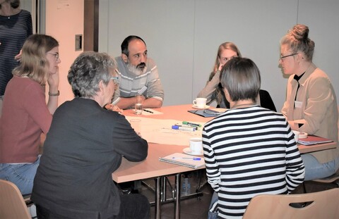 Diskussion mit Besucher*innen des zweiten Gesundheitsforums in Berg Fidel mit drei spannenden Themen 