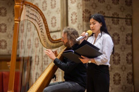 Auftritt von Musikerin Mohaddeseh Hossin & Harfenist Stijn Bovenkamp mit dem Titel "Vom Fliegen ins Fallen am 1. Februar 2023 anlässlich des Dankeschön-Abends für alle Zukunftsmacher*innen von Gutes Morgen Münster, im Rathausfestsaal.