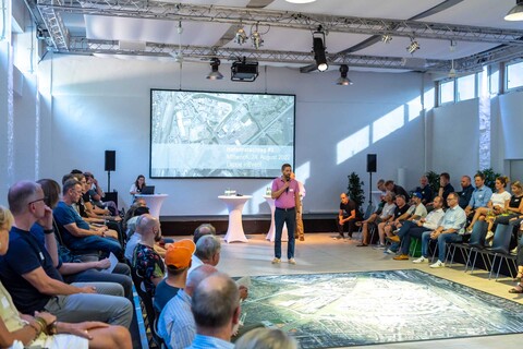 Stadtbaurat Robin Denstorff begrüßt die Anwesenden