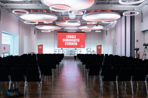 Rückansicht leerer Saal NEO