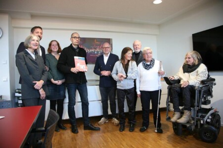 Beteiligungsspilotinnen und Piloten übergeben am 2. November 2023 den neuen Leitfaden Inklusive Beteiligung an die Stadtspitze. Von links nach rechts: Gesine Hinrichs, Stadtbaurat Robin Denstorff, Uta de Byl, Karsten Kirschke mit einem Exemplar des Leitfadens, Oberbürgermeister Markus Lewe, Heike Vennewald, Dr. Gerhard Bonn, Petra Töns und Ursula Roßmöller