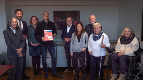 Beteiligungsspilotinnen und -piloten übergeben am 2. November 2023 den neuen Leitfaden Inklusive Beteiligung an die Stadtspitze. Aufgestellt zum Gruppenbild sind von links nach rechts: Gesine Hinrichs, Stadtbaurat Robin Denstorff, Uta de Byl, Karsten Kirschke mit einem Exemplar des Leitfadens, Oberbürgermeister Markus Lewe, Heike Vennewald, Dr. Gerhard Bonn, Petra Töns und Ursula Roßmöller. Im Hintergrund hängt das Gemälde "Der Friede von Münster" von Gerard ter Borch.
