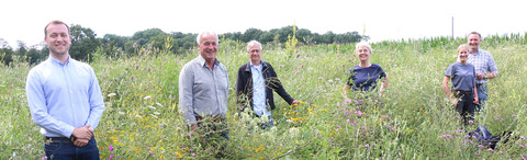 Akteure der Münsteraner Landwirtschaft, darunter Kreisverbandsvorsitzende Ratsfrau Susanne Schulze Bockeloh (3. von rechts), an einem Feldrand