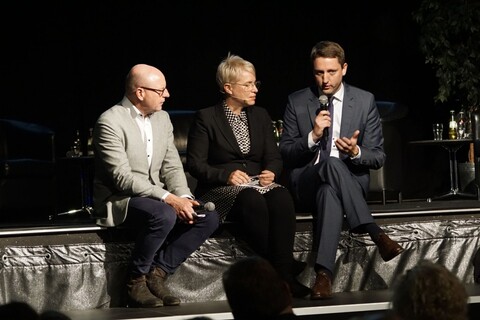 Auf der Bühne der Zukunftsarena sitzen Oberbürgermeister Markus Lewe und Stadtbaurat Robin Denstorff und werden von der Moderatorin Frauge Burgdorff interviewt.