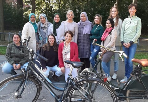 Teilnehmerinnen und Trainerinnen eines Anfängerinnen-Fahrradkurses von Move and Meet e.V. 