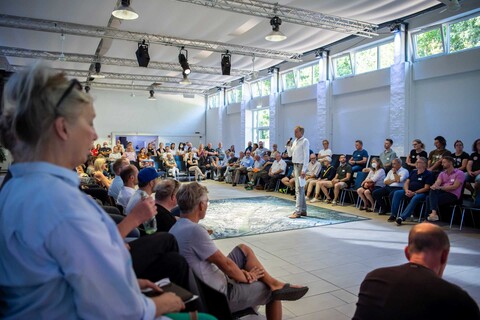 Christopher Festersen, Leiter des Stadtplanungsamtes, berichtet über Aktuelles aus dem Hafengebiet